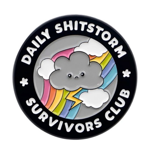 Smaltált kitűző Storm Survivor Club 3 x 3 cm fém színes jelvény felhővel és szivárvánnyal, klipszes bross hátizsákra, ruházatra, kiegészítő