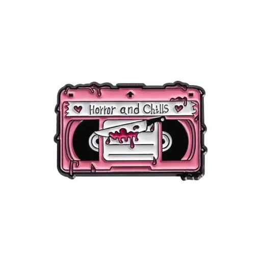 Smaltált pin zenei kazetta Horror and Chills kb 3 x 2 cm fém brosza rózsaszín fekete retro kitűző hátizsákra hajtókára