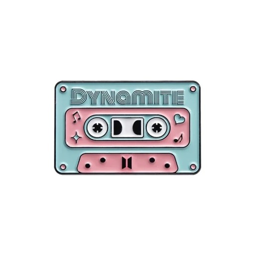 Smaltált zene kazetta DYNAMITE kb. 2,8 × 1,8 cm fém brosza rózsaszín-kék retro kitűző zakóra hátizsák táska