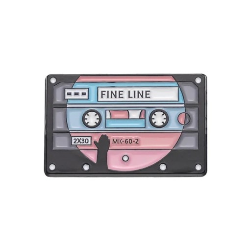 Smaltált zene kazetta kitűző Fine Line kb. 1,8 × 3 cm fém brosza kék-rózsaszín retro jelvény zakóra hátizsákra táskára