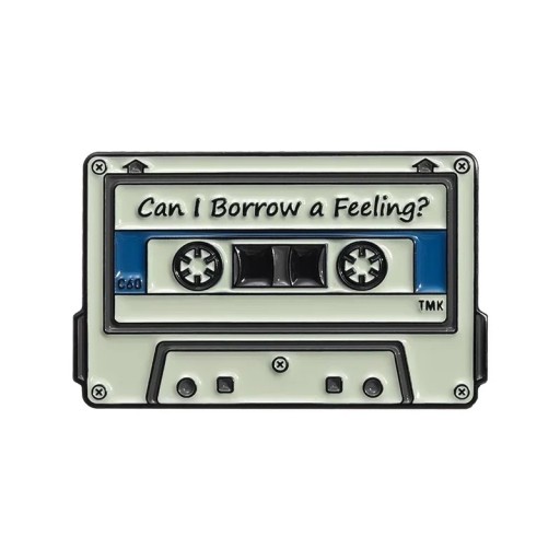 Smaltovaný pin hudební kazeta Can I Borrow a Feeling cca 1,8 × 2,8 cm kovová brož bílo-modrá retro odznak na klopu batoh