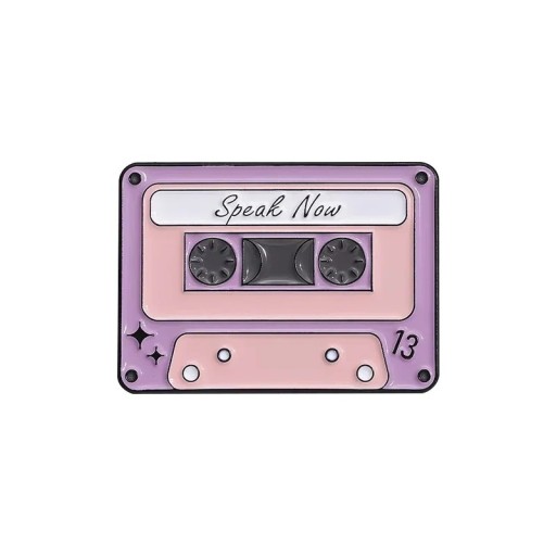 Smaltovaný pin hudební kazeta Speak Now cca 2,8 × 2 cm kovová brož růžovo-fialová retro odznak na klopu batoh tašku oblečení