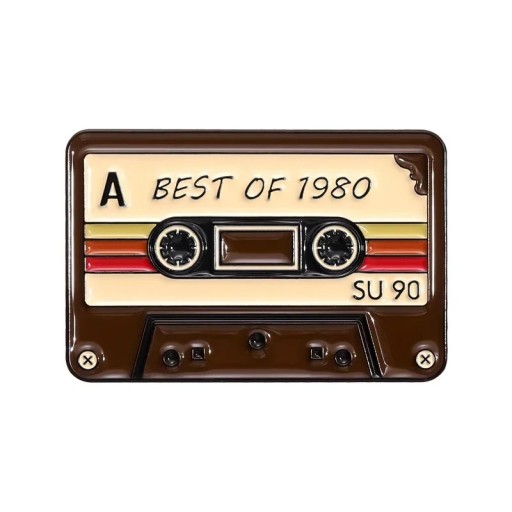 Smaltowany pin muzyczna kaseta Best of 1980 ok. 1,8 × 2,8 cm metalowa broszka brązowo-beżowa retro odznaka na klapę plecak torbę