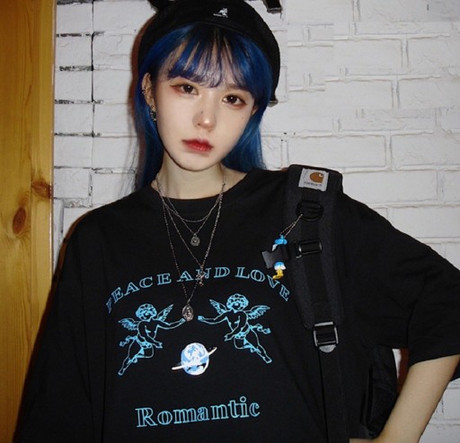 Sort dame-t-shirt med englemotiv