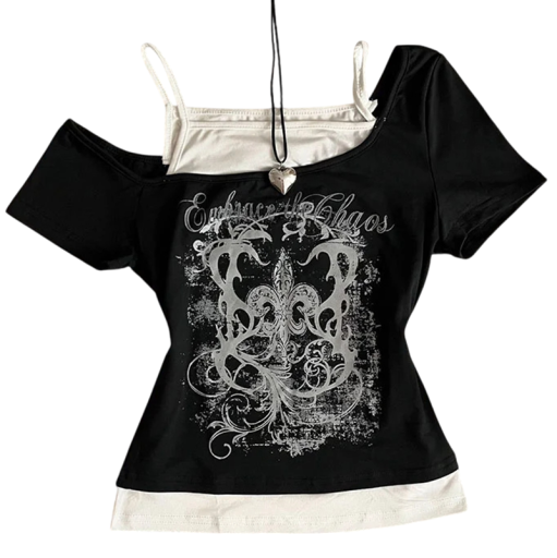 Sort og hvid Embrace Chaos T-shirt med gotisk motivprint Todelt look Asymmetrisk snit Stropper for en dristig streetwear-stil