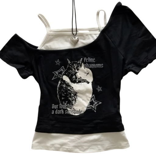 Sort og hvid t-shirt med katteprint og gotisk motiv. Asymmetrisk halsudskæring. Streetwear-top til dyreelskere.