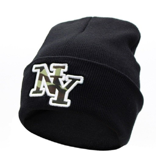 Sort vinterhue med NY-inskription