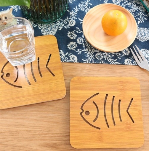 Sottobicchiere in legno con motivo di pesce