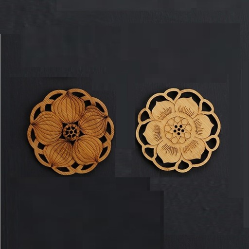 Sottobicchiere in legno con motivo floreale