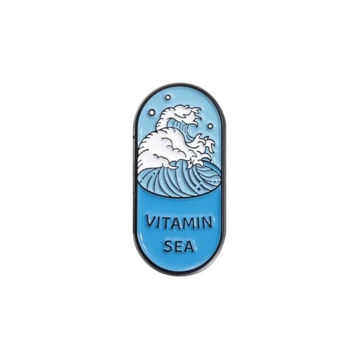 Spilla smaltata a forma di capsula con motivo onda 3 × 1,3 cm spilla metallica blu e bianca scritta VITAMIN SEA accessorio per zaino bavero