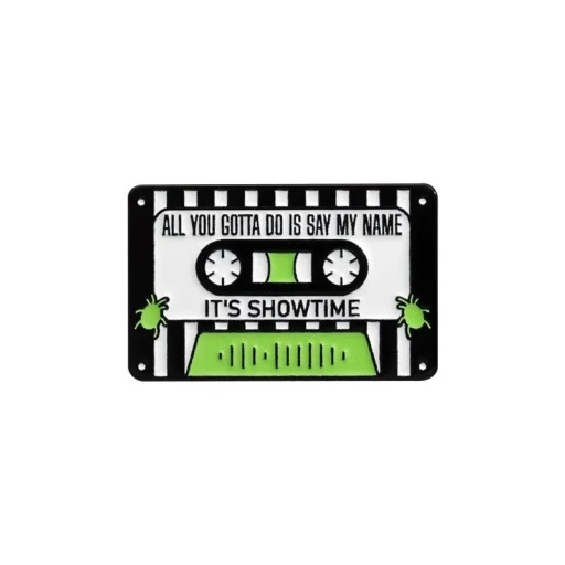 Spilla smaltata a forma di cassetta musicale con la scritta It's Showtime circa 2,8 x 1,8 cm spilla in metallo bianco e nero verde retro distintivo per zaino risvolto
