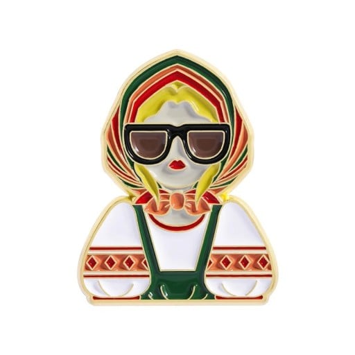 Spilla smaltata con figura russa disegnata con sciarpa e occhiali circa 2,5 × 2 cm distintivo metallico rosso verde giallo accessorio