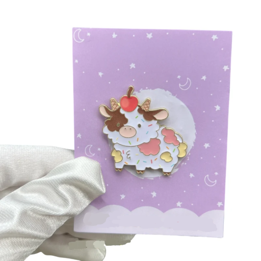 Spilla smaltata con mucca disegnata e motivo dessert con ciliegia distintivo metallico design fantasy colorato accessorio per zaino abbigliamento bavero