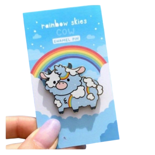 Spilla smaltata con mucca disegnata motivo arcobaleno distintivo metallico design blu-bianco stile fantasy accessorio per zaino abbigliamento risvolto