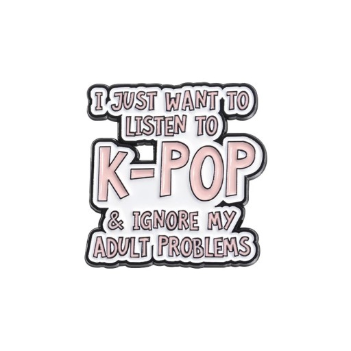 Spilla smaltata K-pop con scritta I just want to listen to K-pop circa 2,7 × 2,8 cm distintivo in metallo rosa e bianco accessorio per zaino o bavero