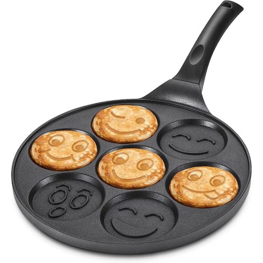 Stekpanna för pannkakor med 7 former i form av smileys med en diameter på 7,1 cm och non-stick yta i svart färg med ett handtag på 20 cm som är värmebeständigt