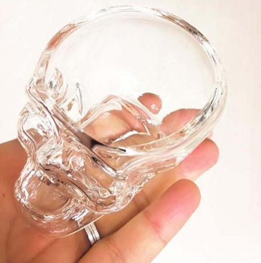 Sticlă în formă de craniu