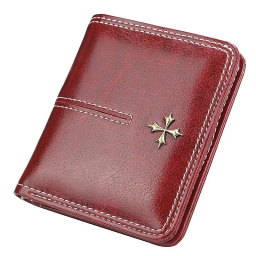 Stilfuld læderpung med et karakteristisk korslogo, elegant design og kvalitetshåndværk, holdbar, nem at vedligeholde og tidløs.