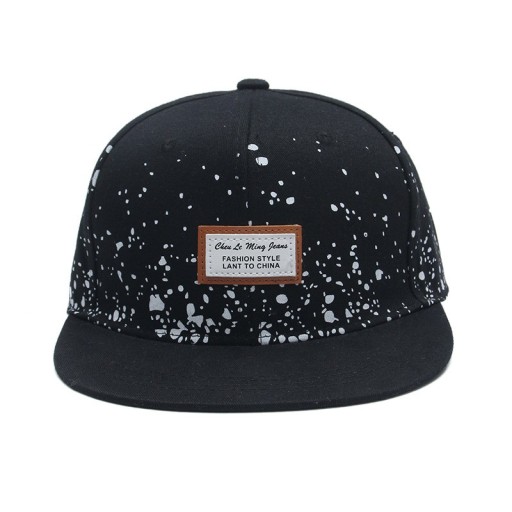 Stilfuld snapback med polkaprikker J1625