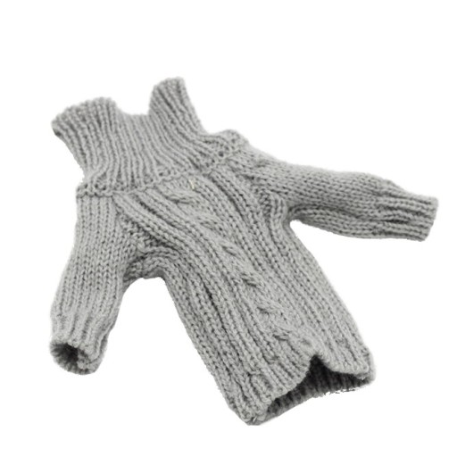 Strikket sweater til en dukke