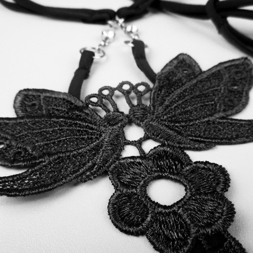 String érotique pour femmes avec des papillons