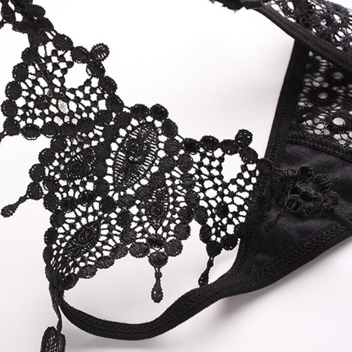 String sexy pour femmes avec un cœur