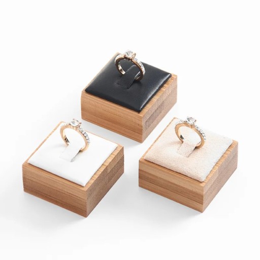 Suporte de madeira para anéis 4 × 4 × 1,5 cm, suporte de apresentação para joias com enchimento suave para exibição e fotografia