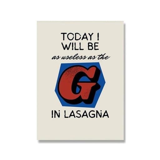 Suuri seinäjuliste vitsikkäällä lasagne-tekstillä 50 x 70 cm kangastuloste sininen punainen grafiikka pehmeä toteutus ilman kehystä ravintola