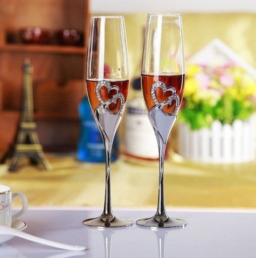 Svadobné poháre na sekt 2 ks Krištáľové poháriky so striebornou nožkou a srdiečkami s kamienkami Objem 200 ml Výška 26 cm Na svadbu a výročie