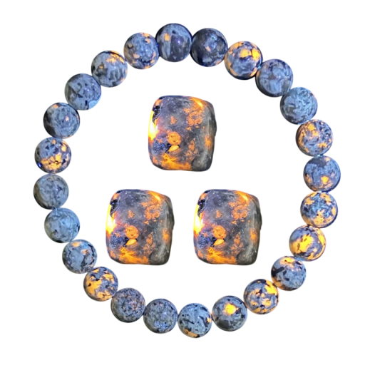 Symbolisches Set aus natürlichem Feuersteinarmband und 3 Stück leuchtenden Steinen handgefertigtes elastisches Accessoire