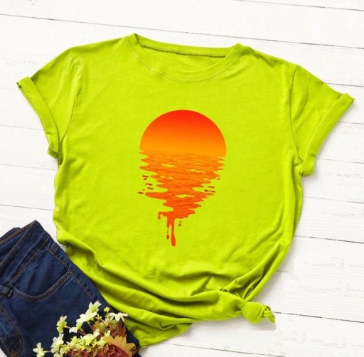 T-shirt dam med solnedgångstryck