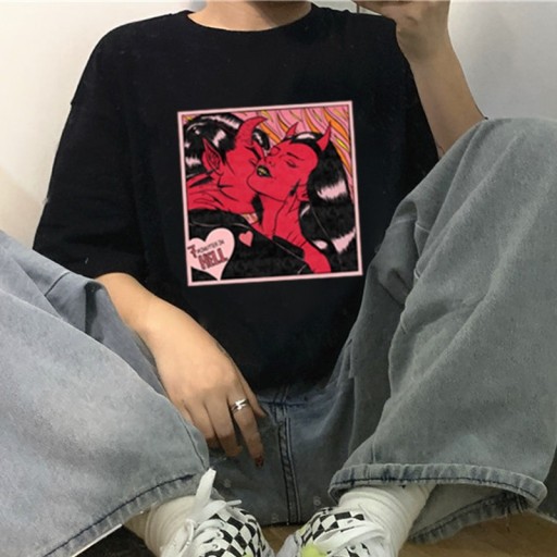 T-shirt feminina com estampa de diabo