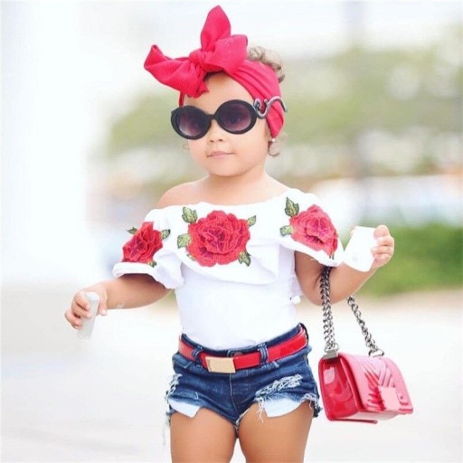 T-shirt fille avec des roses et un short
