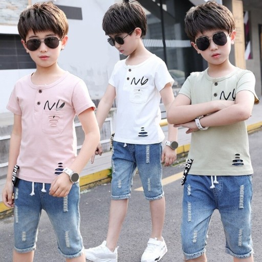 T-Shirt und Jeansshorts für Jungen L1682