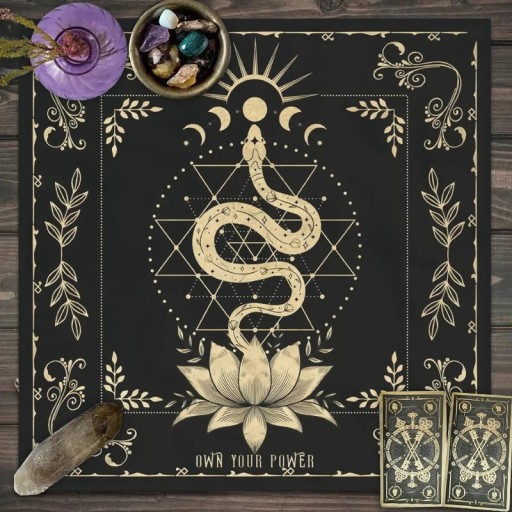 Tarot-motiivilla varustettu pöytäliina 49 x 49 cm Musta pöytäliina käärmeaiheella Esoteerinen ja mystinen koristelu