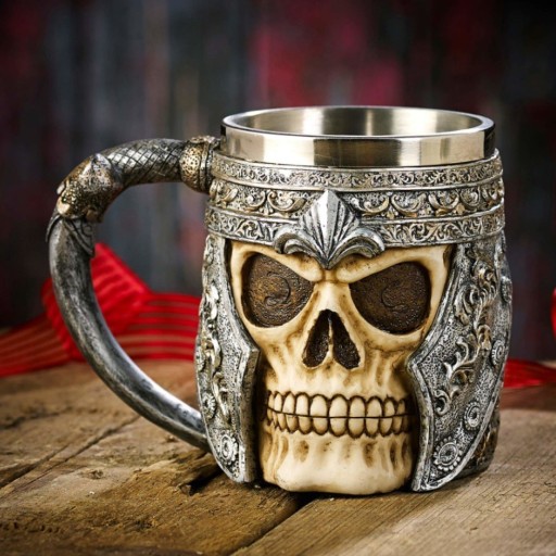 Tasse in Form eines Totenkopfes in wunderschönem Design