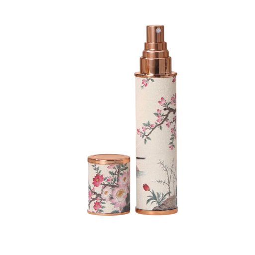 Täytettävä matkakäyttöön tarkoitettu parfyymiatomisoija kukka- ja lintukuvioilla 10 ml 10,4×2,3 cm muovinen beige, jossa vaaleanpunaisia ja kultaisia yksityiskohtia käsilaukkuun