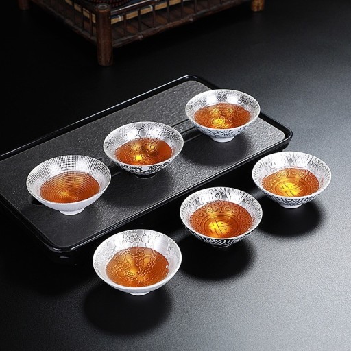 Tazza di porcellana con ornamenti argentati