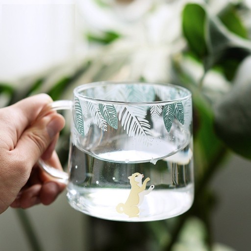 Tazza di vetro con animali