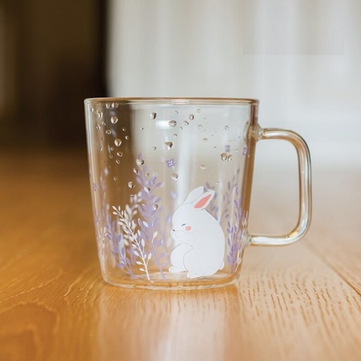 Tazza di vetro con coniglio