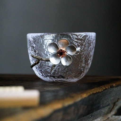 Tazza di vetro con fiore