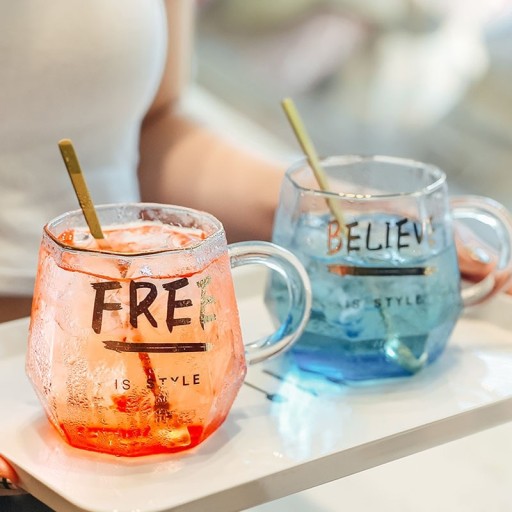 Tazza di vetro con scritta