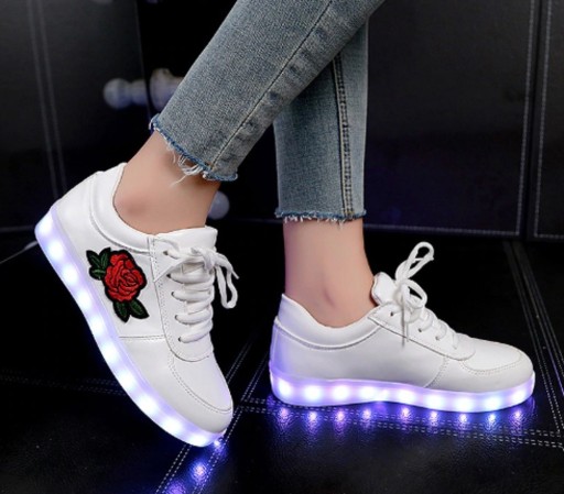 Ténis luminosos para meninas com rosa