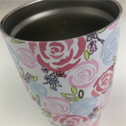 Thermobecher mit Blumenmotiv