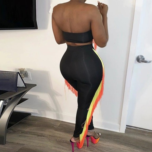 Top corto da donna e pantaloni con frange