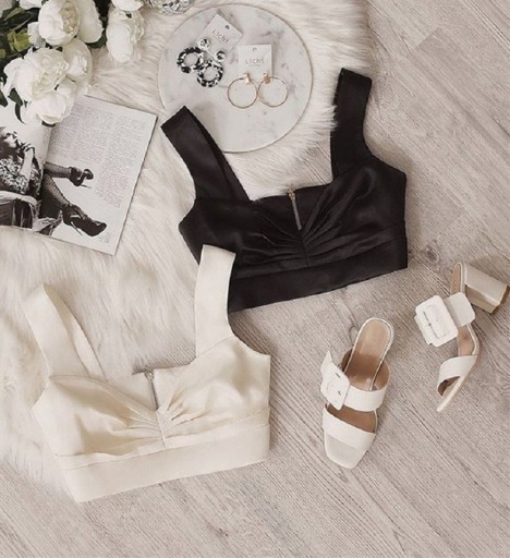 Top corto in satin da donna con scollatura profonda