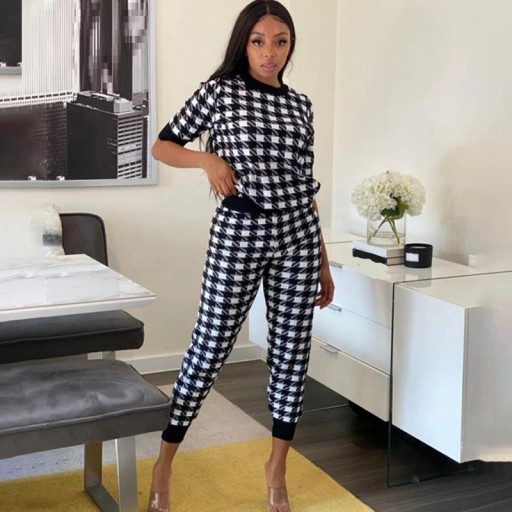 Top e pantaloni a quadri da donna