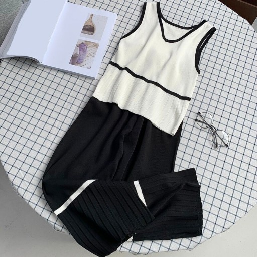 Top e pantaloni lavorati a maglia da donna