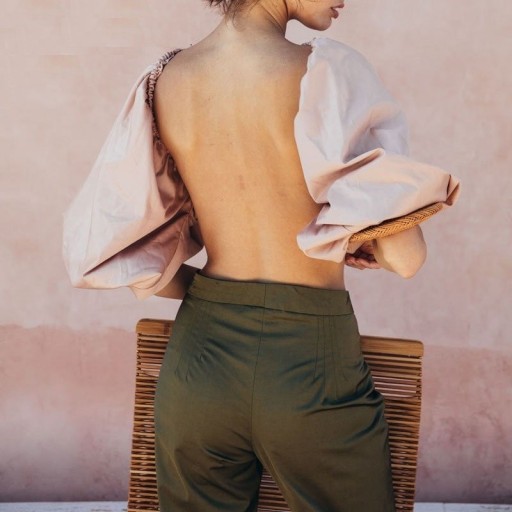 Top femme avec le dos nu