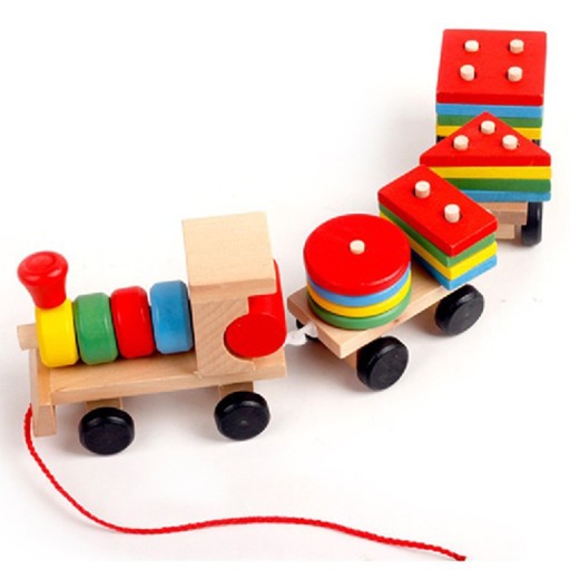 Train en bois avec des formes géométriques